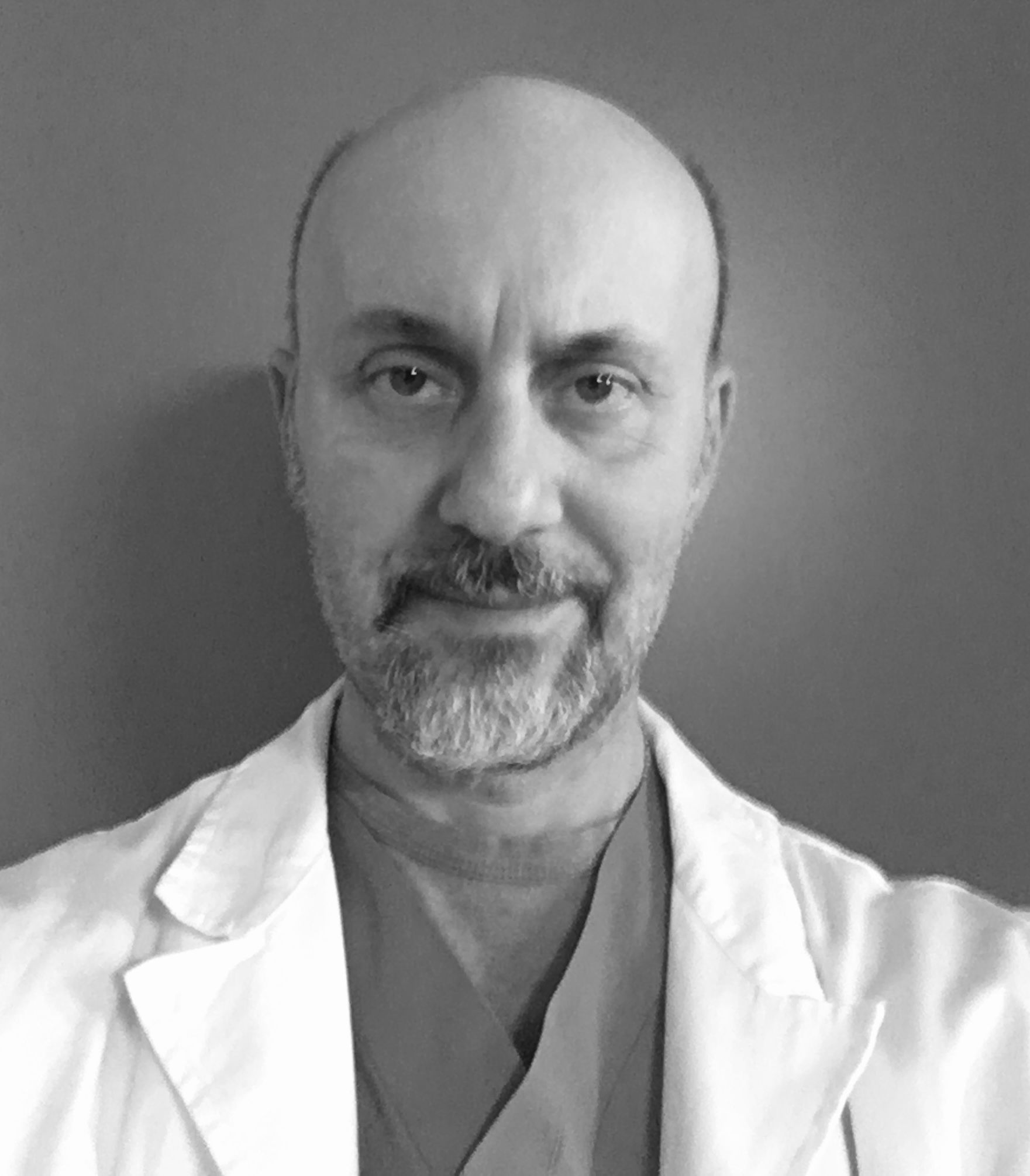 Visita chirurgia generale, patologie chirurgiche,  patologie proctologiche, patologie della parete addominale (ernie, laparoceli), patologie della colecisti e delle vie biliari, patologie a carico della tiroide, patologie oncologiche a carico dell&rsquo;apparato digerente (stomaco, intestino), patologie proctologiche (emorroidi, prolasso, ragadi anali, fistole anali), cisti e fistole sacrococcigee; inoltre tutte le patologie che vengono trattate ambulatoriamente (lipomi, cisti, nevi, patologie neoplastiche della cute)