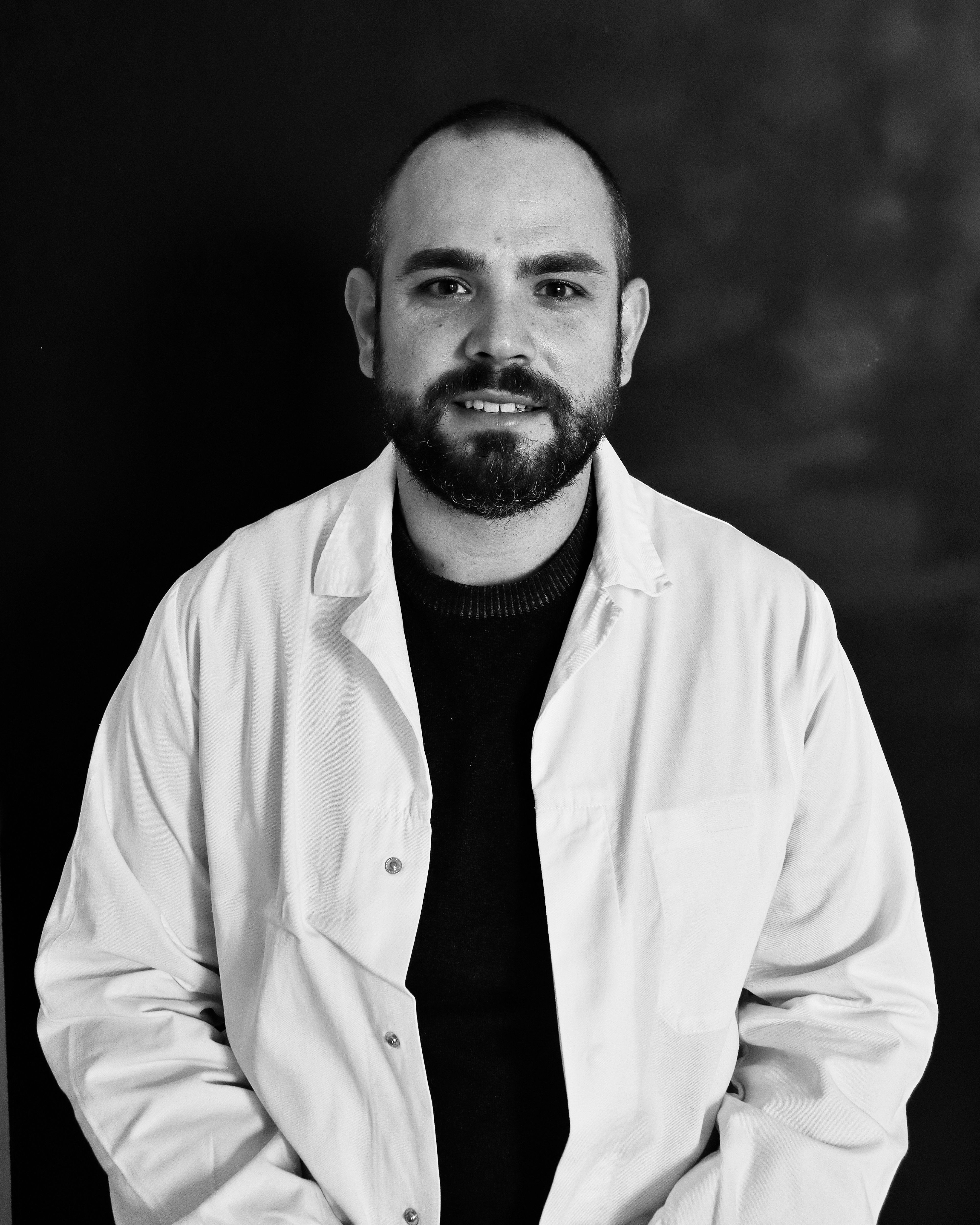 Il podologo effettua una valutazione clinica della struttura,  della funzione e delle patologie del piede (piede cavo, piede piatto) mediante l'esame obiettivo del piede ed esami strumentali. Tratta le ipercheratosi (duroni, calli, occhio di pernice), le ulcere, le verruche, le unghie distrofiche (ispessite, deformi) e le unghie incarnite.   Realizza ortesi digitali in silicone medicale per migliorare l'allineamento delle dita, proteggere le sporgenze ossee ed alleviare situazioni di dolore e di conflitto con la calzatura. Realizza ortesi plantari per alleviare sintomatologie dolorose e anomalie di postura o deambulazione.   Svolge un ruolo di educazione sanitaria, prevenzione e informazione verso i soggetti portatori di malattie a rischio quali ad esempio le patologie  dismetaboliche (piede diabetico) o quelle reumatiche.   Agisce in sinergia con il medico individuando e segnalando le sospette condizioni  patologiche che richiedono un approfondimento diagnostico o un intervento terapeutico medico.